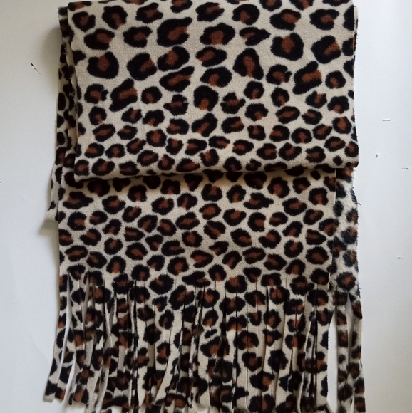 Old Navy Leopard Print Fleece Scarf - Picture 2 of 4